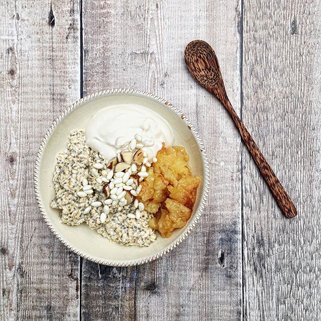 Perfect winter breakfast! Soaked oats and chia seeds with chopped dates and brazil nuts. Topped with stewed apple, puffed rice and our favourite vegan yoghurt brand @sojade_officiel! Stay tuned for some exciting Spring events which will be announced 