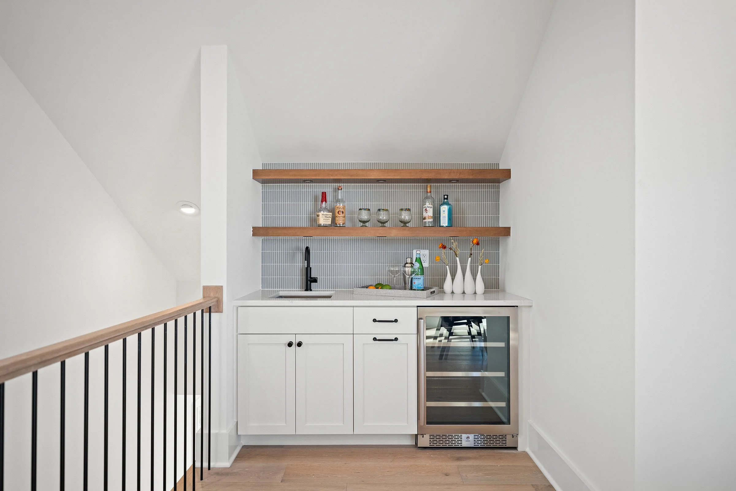 600-29th-rd-s-loft-wet-bar.jpg