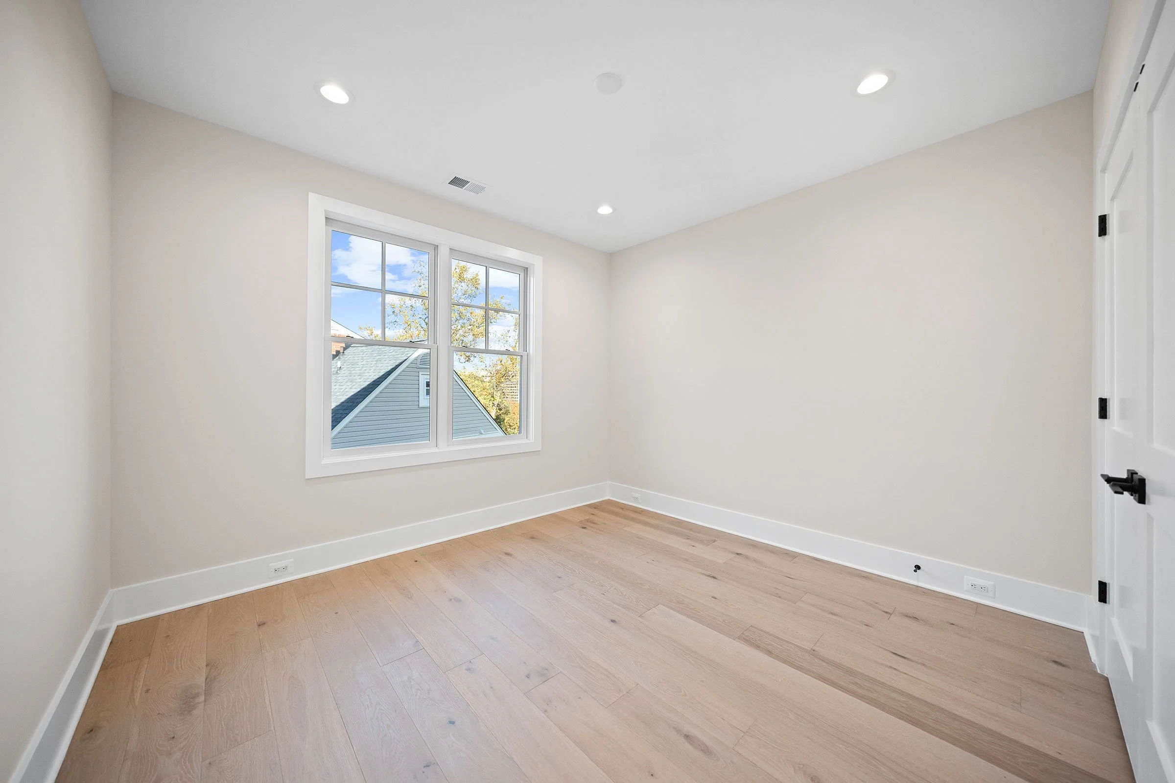 600-29th-rd-s-secondary-bedroom-1.jpg