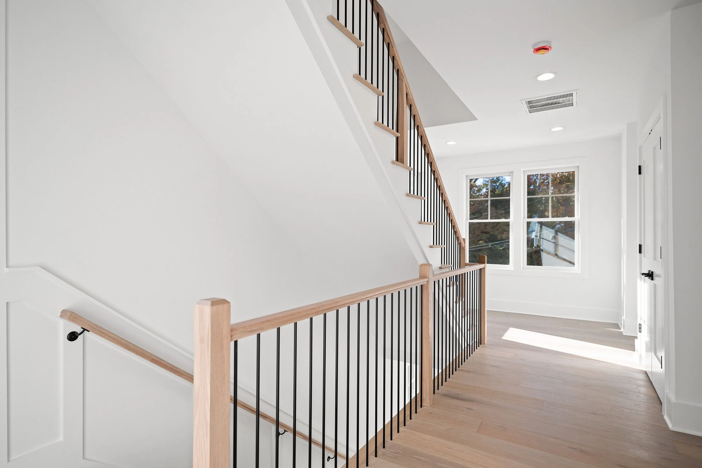 600-29th-rd-s-upstairs-stairwell.jpg