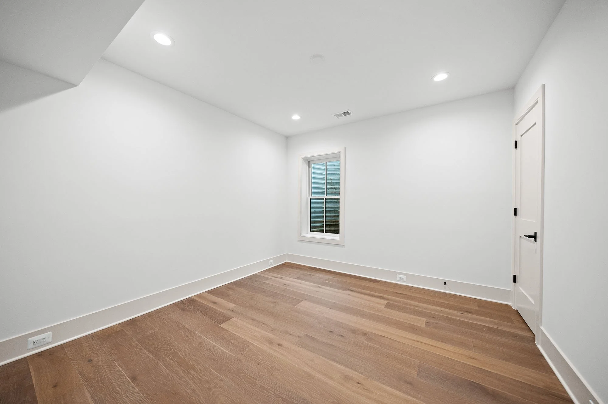 2133-n-oakland-st-basement-bed.jpg