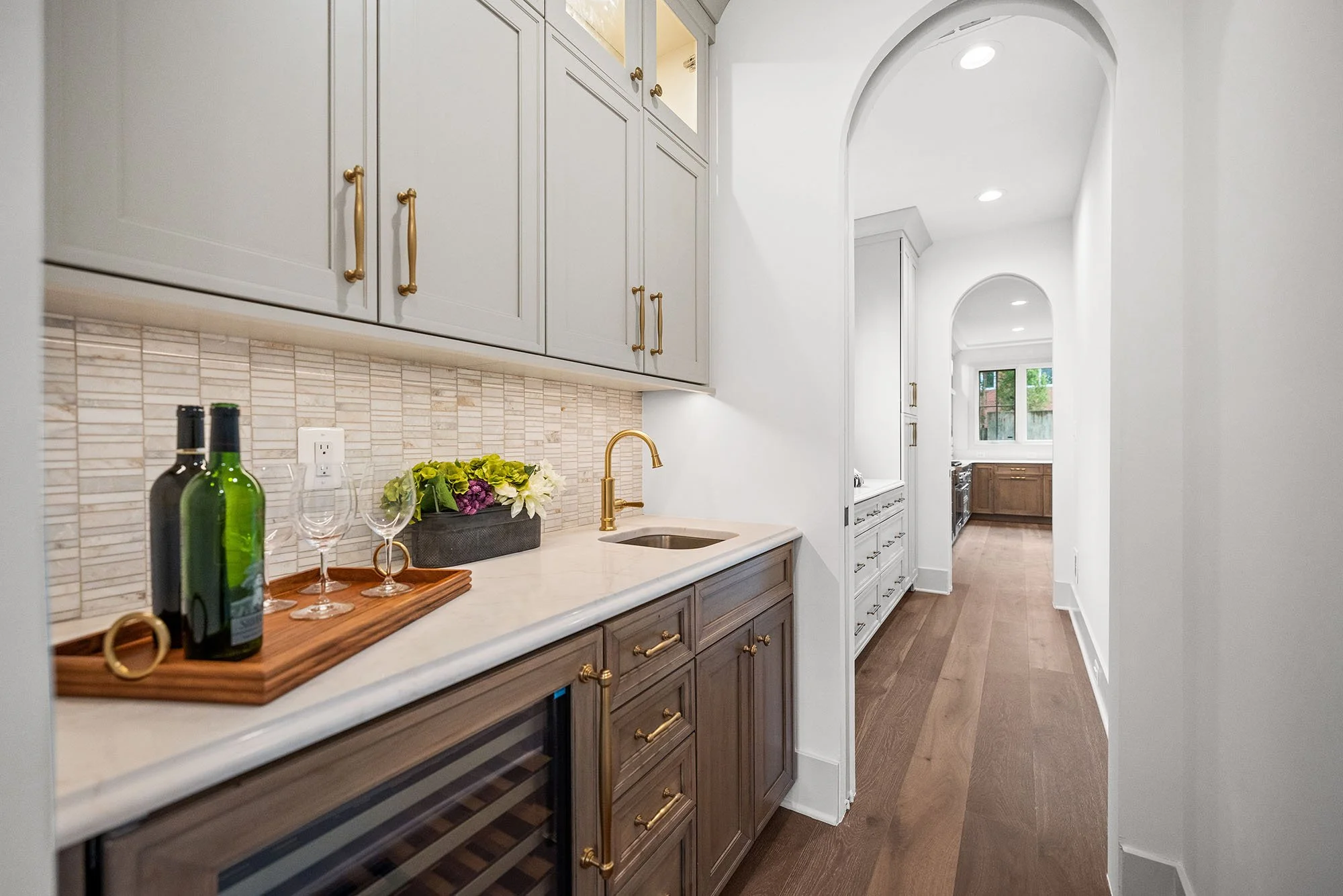 2133-n-oakland-st-butlers-pantry.jpg