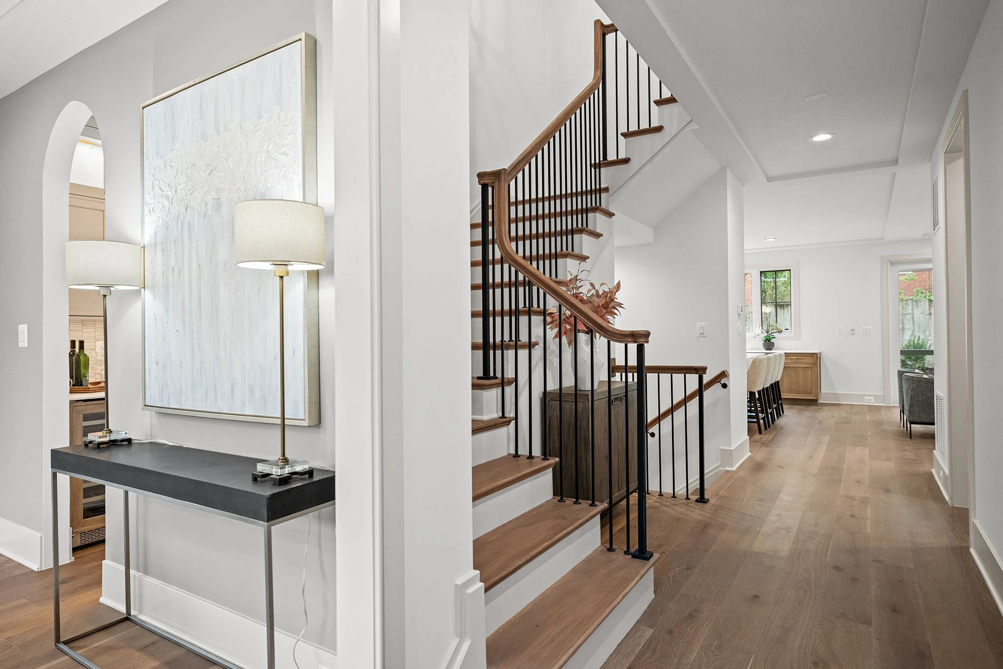 2133-n-oakland-st-entry-stairs.jpg