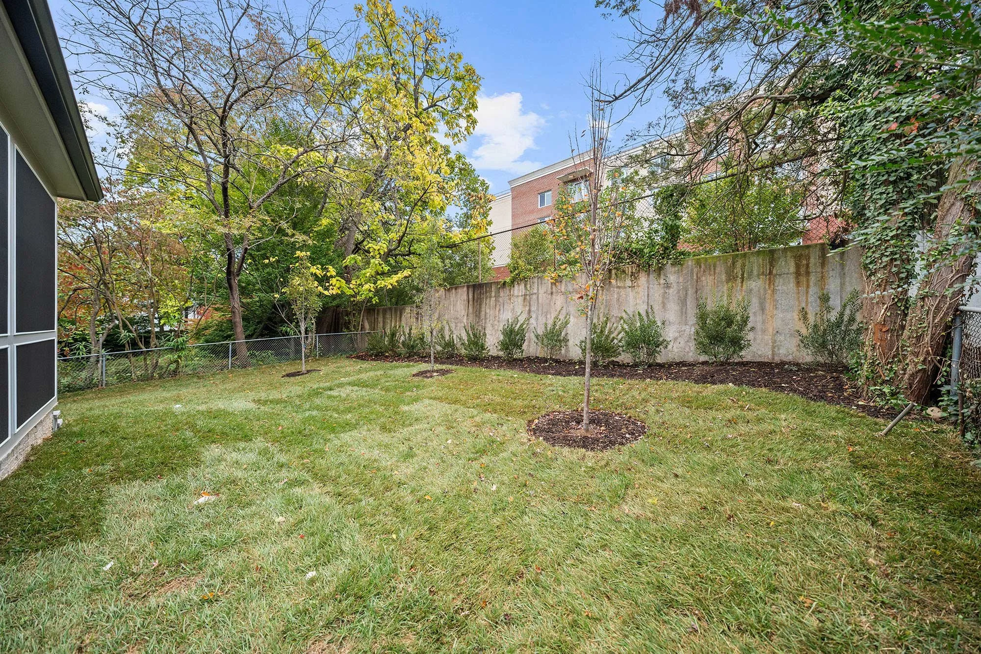 2133-n-oakland-st-exterior-lawn.jpg