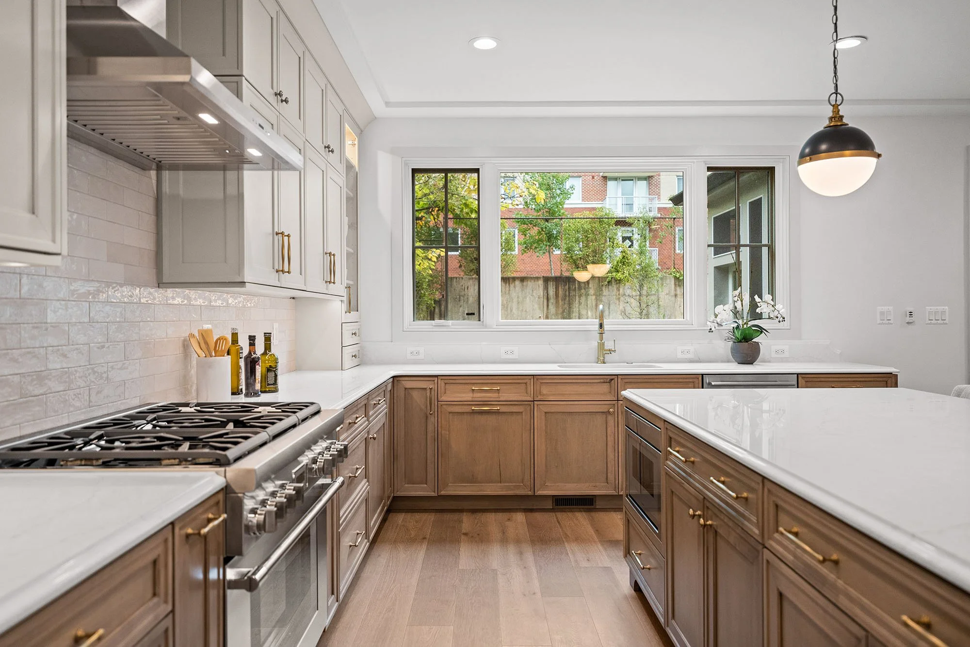 2133-n-oakland-st-kitchen-stove.jpg