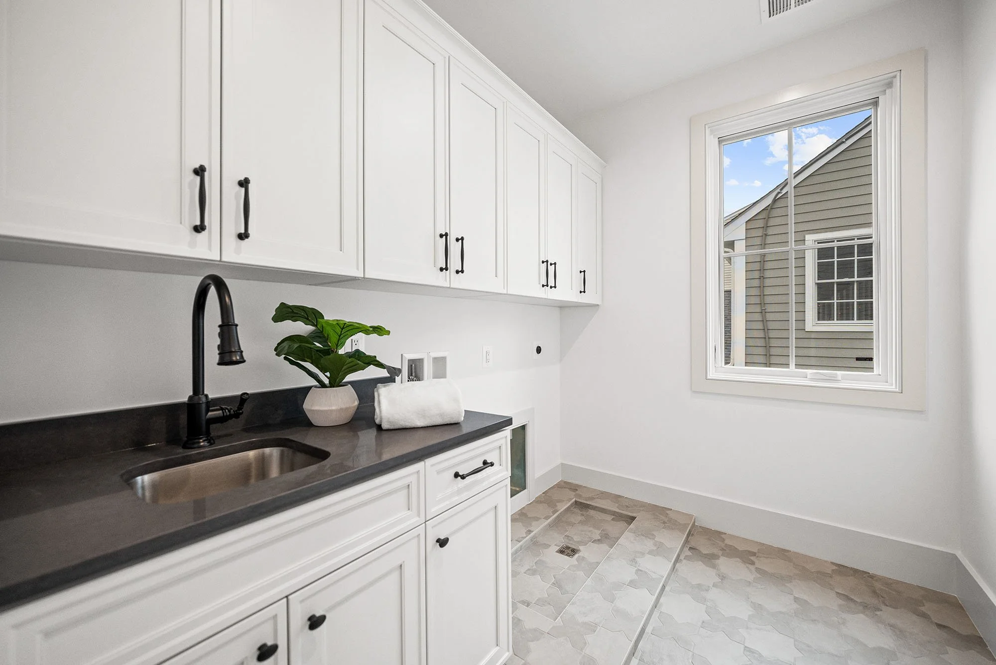 2133-n-oakland-st-laundry.jpg