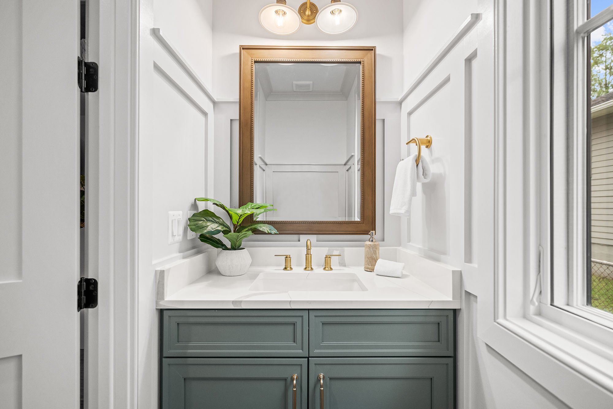 2133-n-oakland-st-powder-room.jpg