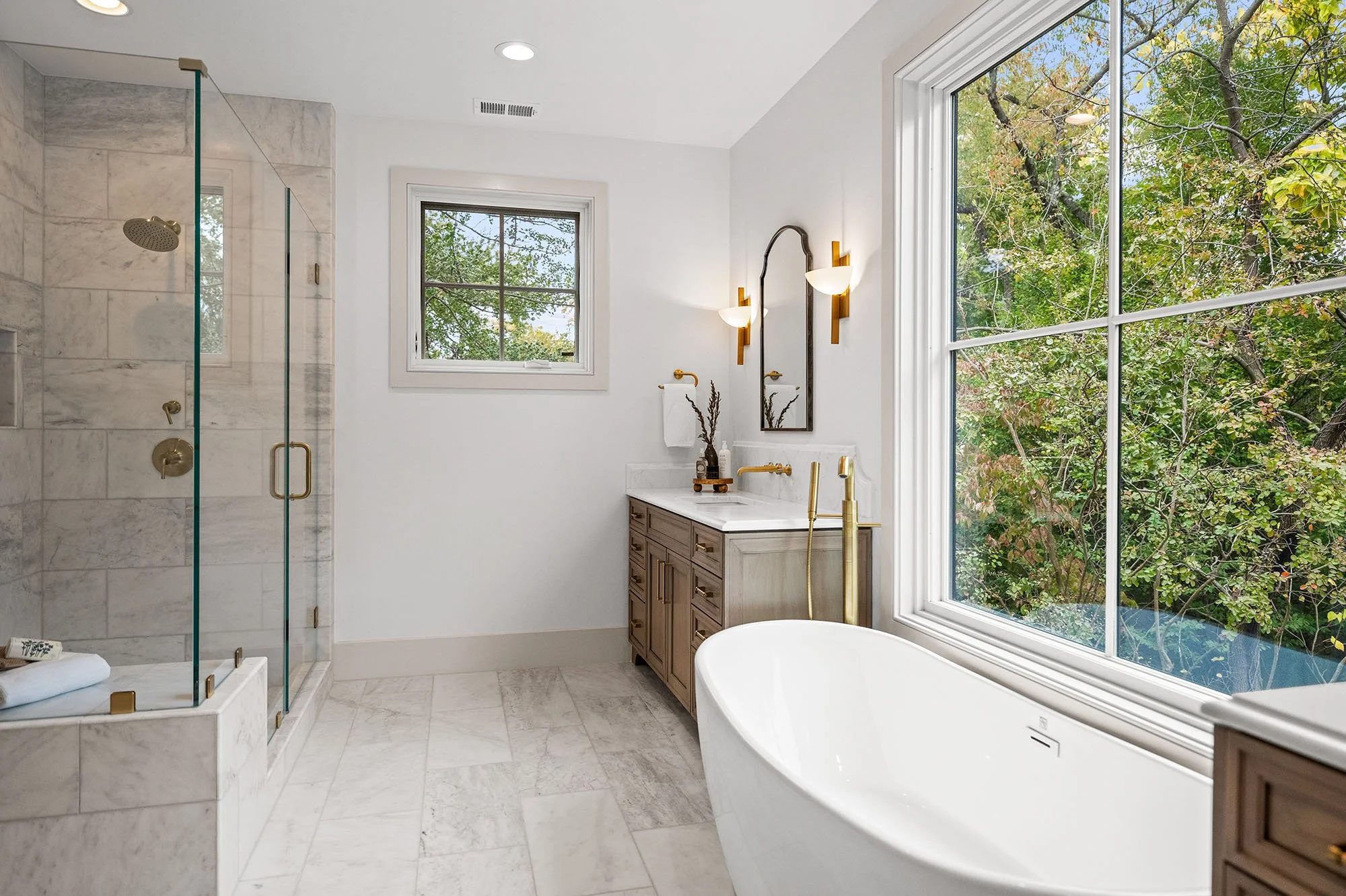 2133-n-oakland-st-primary-bath.jpg