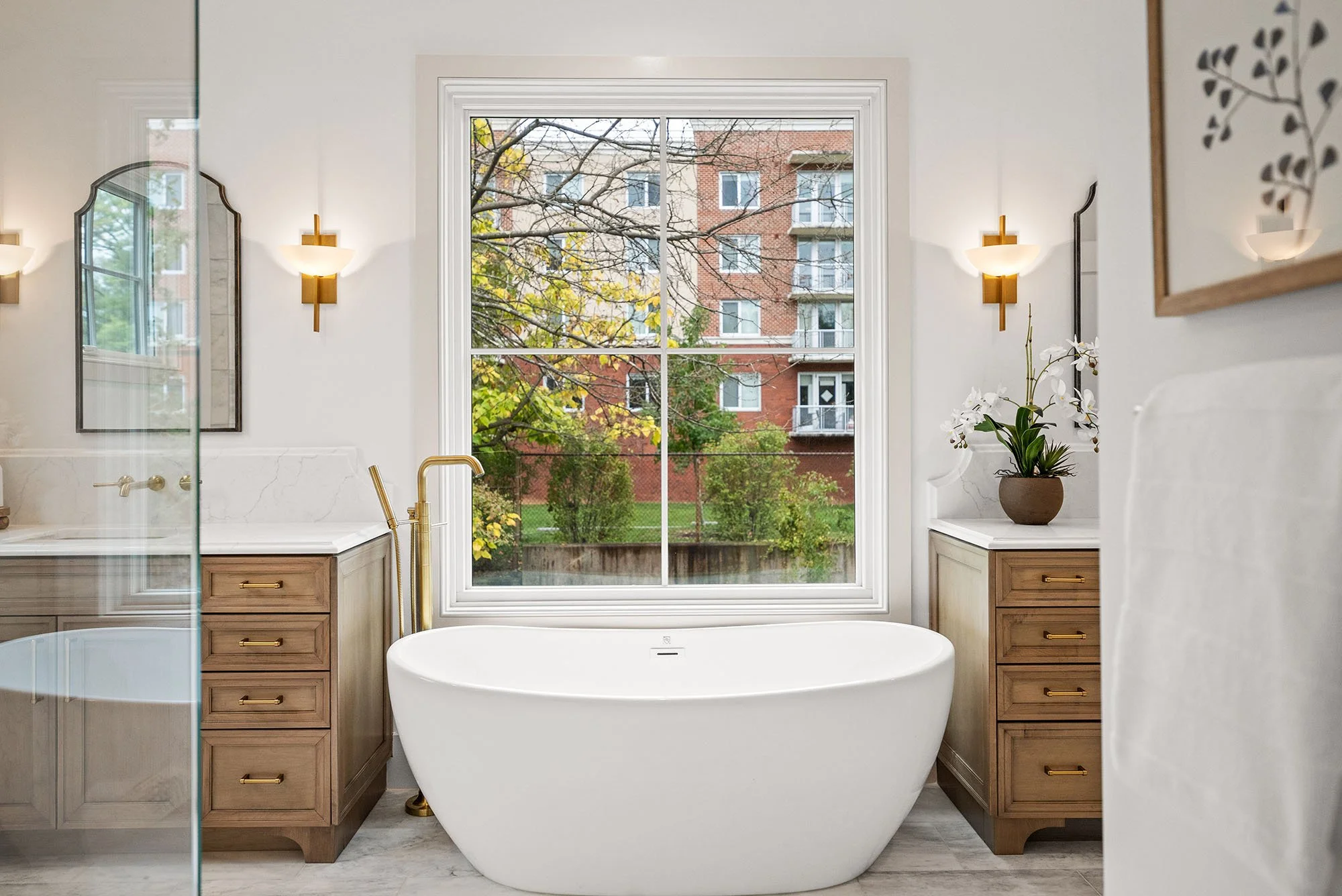 2133-n-oakland-st-primary-bath-soaking-tub.jpg