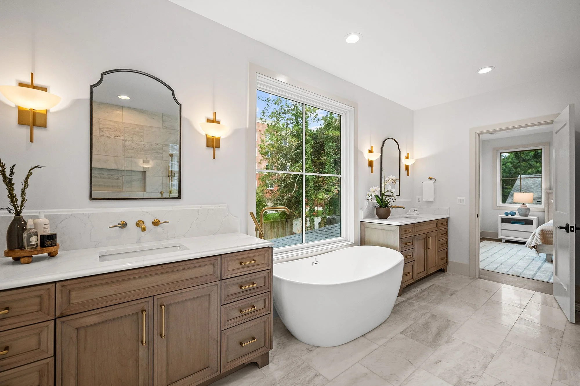 2133-n-oakland-st-primary-bath-vanity.jpg