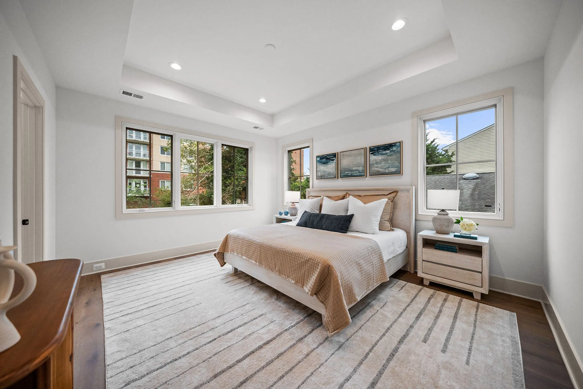 2133-n-oakland-st-primary-bed.jpg