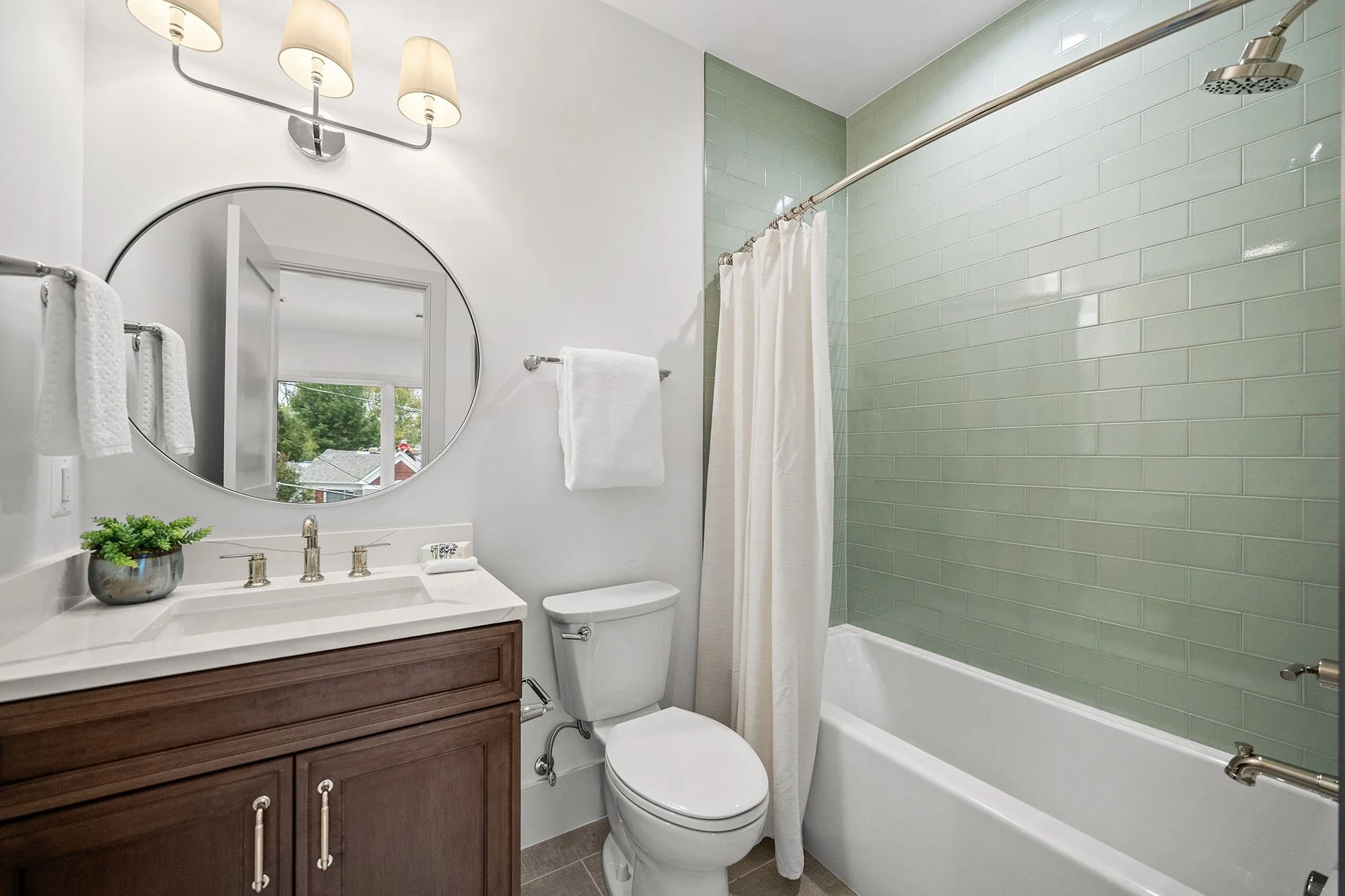 2133-n-oakland-st-secondary-bath-1.jpg