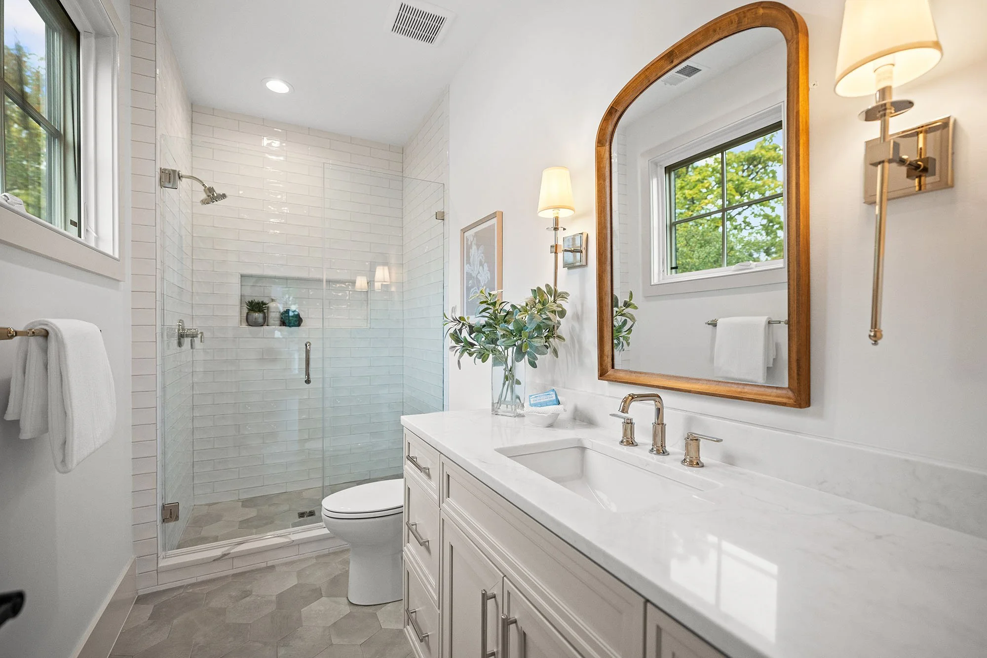 2133-n-oakland-st-secondary-bath-2.jpg