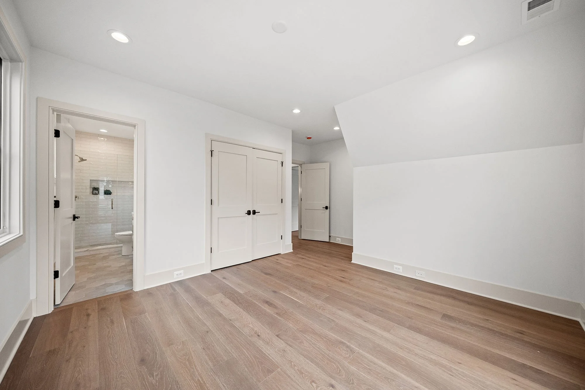 2133-n-oakland-st-secondary-bed-4.jpg