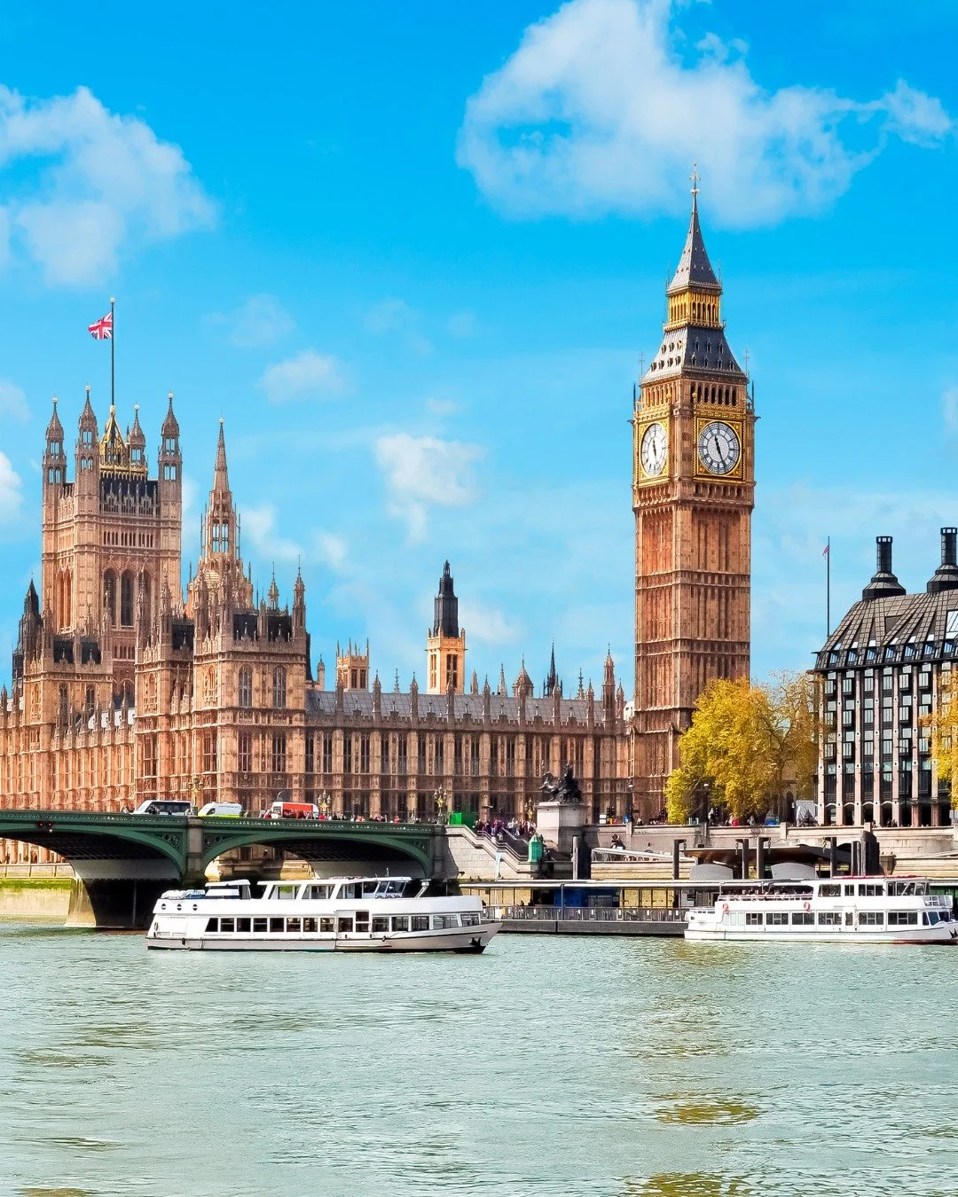 Cobblestone streets and royal pageantry.

Centuries-old landmarks beside sleek rooftop lounges.

Tailored suits, heritage storefronts, private members clubs, and the quiet hum of black cabs along historic facades.

A city where tradition feels intent