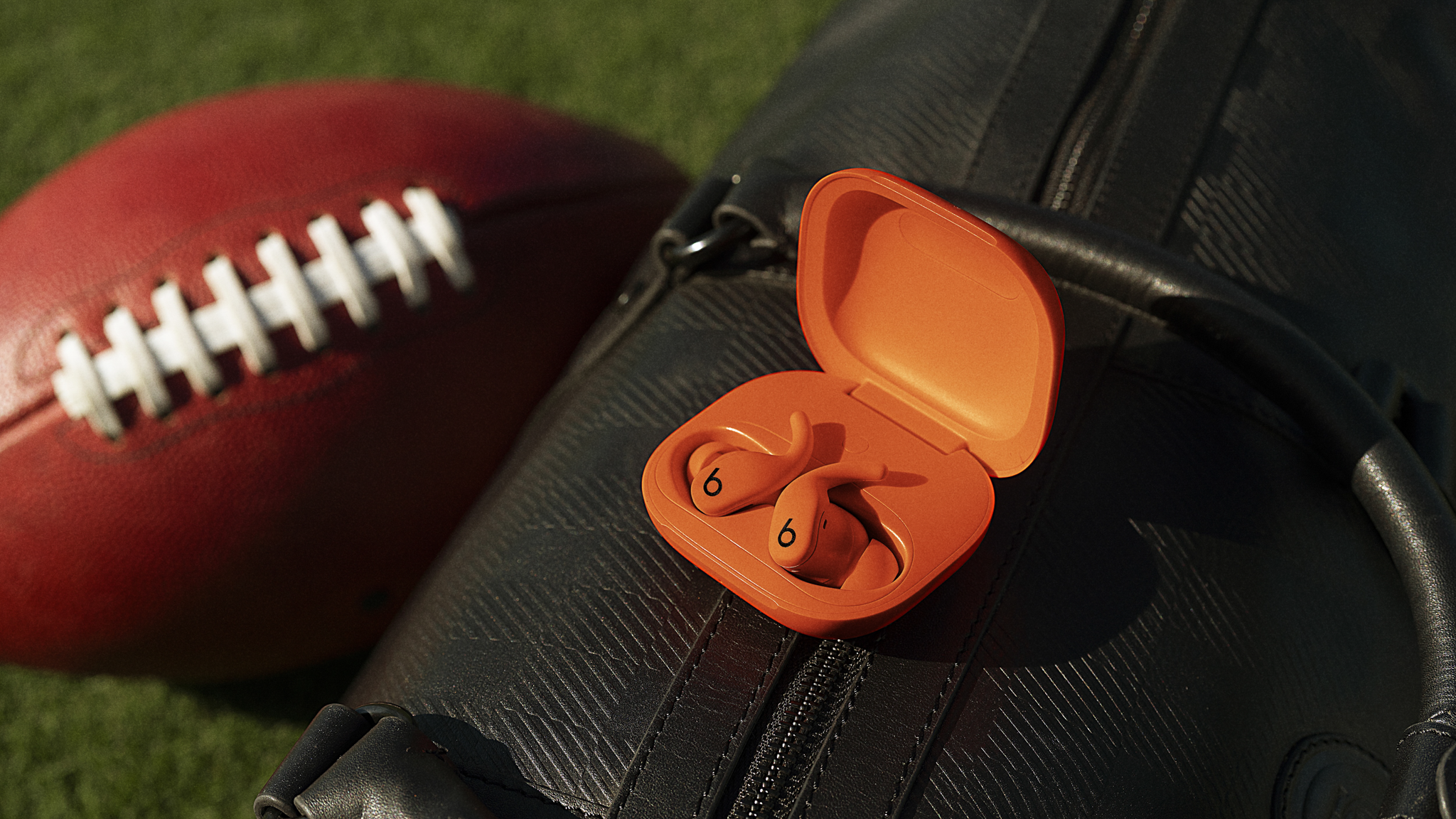 TSIYE__POWERBEATS FIT_494B_SPARK ORANGE_7940_B1_RGB_16x9.png