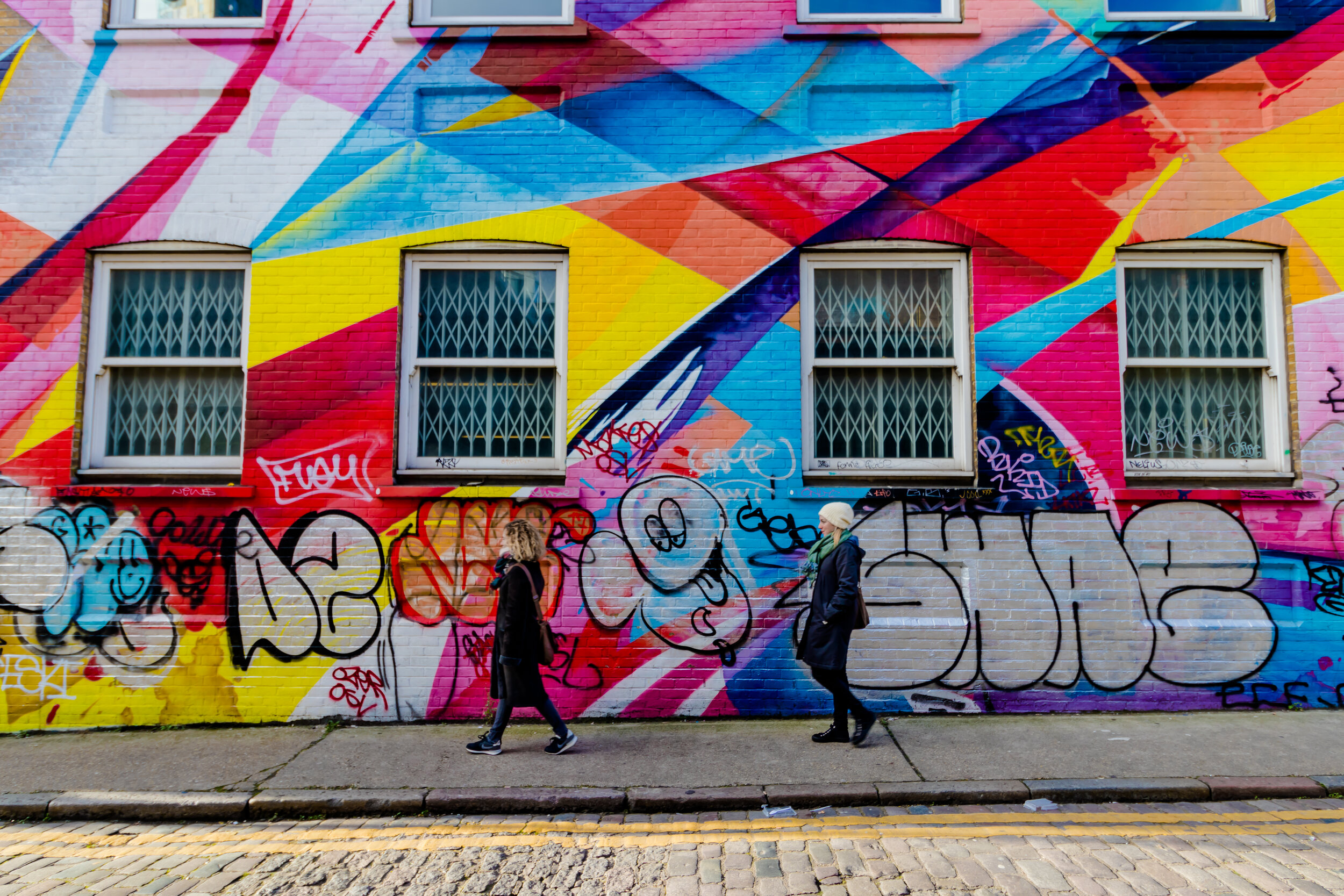 Color street. Шордич стрит арт. Стрит арт Лондон. Граффити Лондон. Граффити Англия.