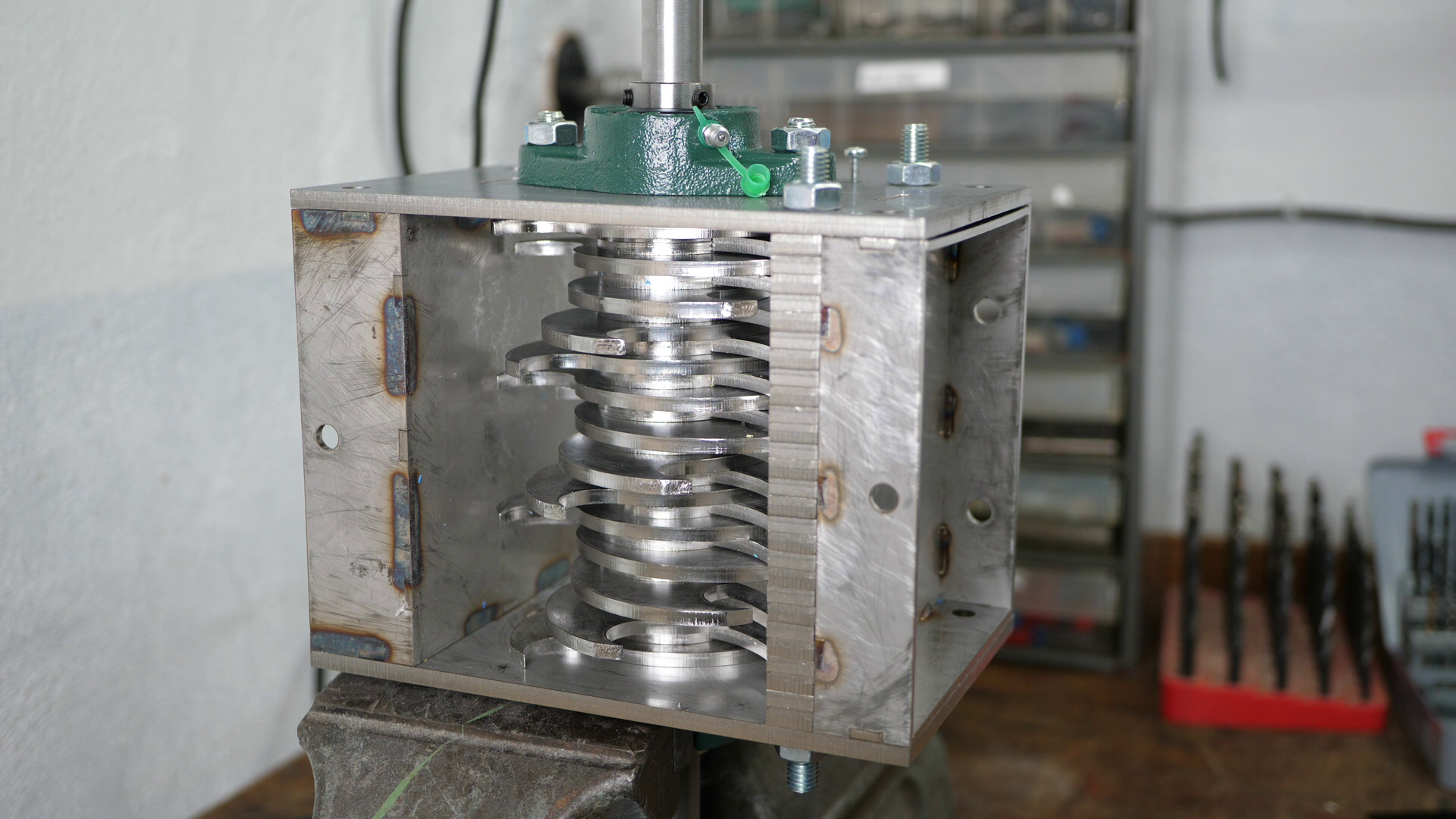 Building a Hand Cranked Shredder for Recycling Plastics — CNC Kitchen