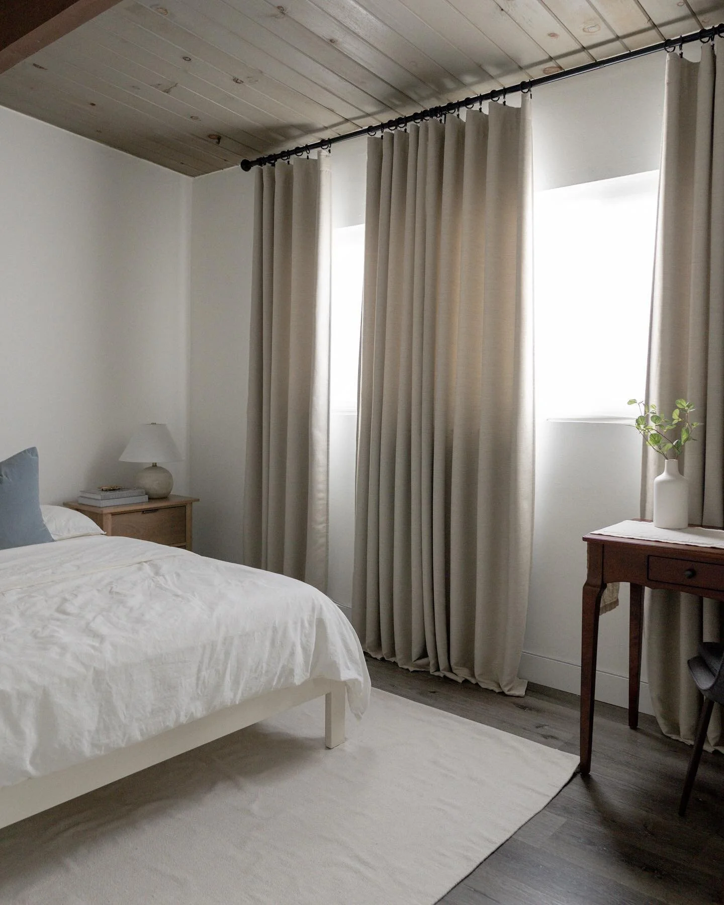 Neutrals are a favorite in our home 🤍 We love using it as a base to decorate but we also can&rsquo;t wait to add more color into this room 😍
