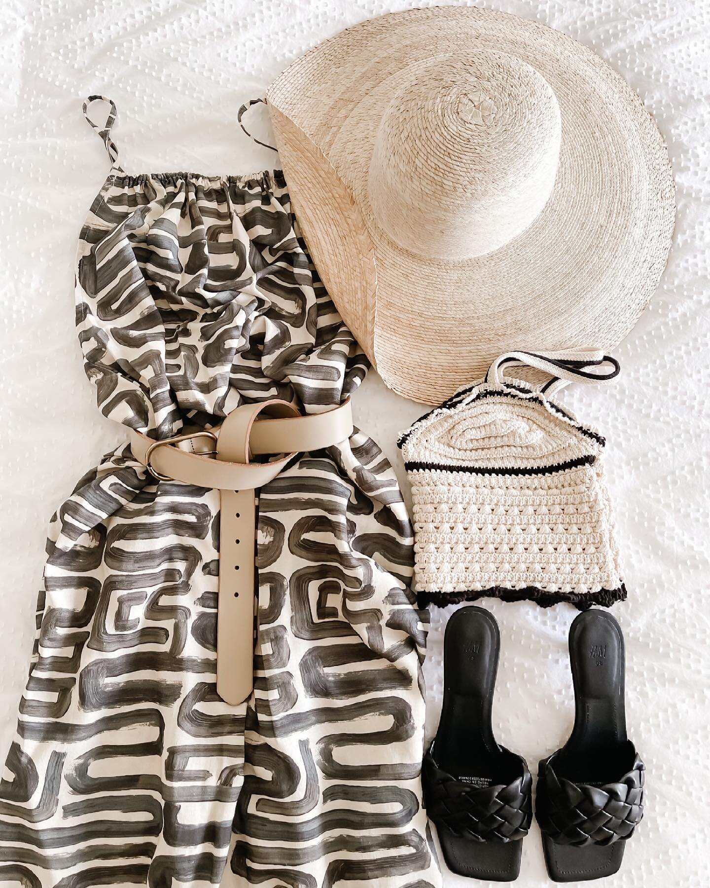 Ready for some staycation vibes 🏖
.
.
.
#staycation2021 #summeroutfitinspo #outfitinspirations #zarahaul #neutraloutfits #neutraloutfitinspo #neutralwardrobe #printeddress #summerdresses #sunhats #mulesshoes #zarawomencollection #monochromewardrobe 