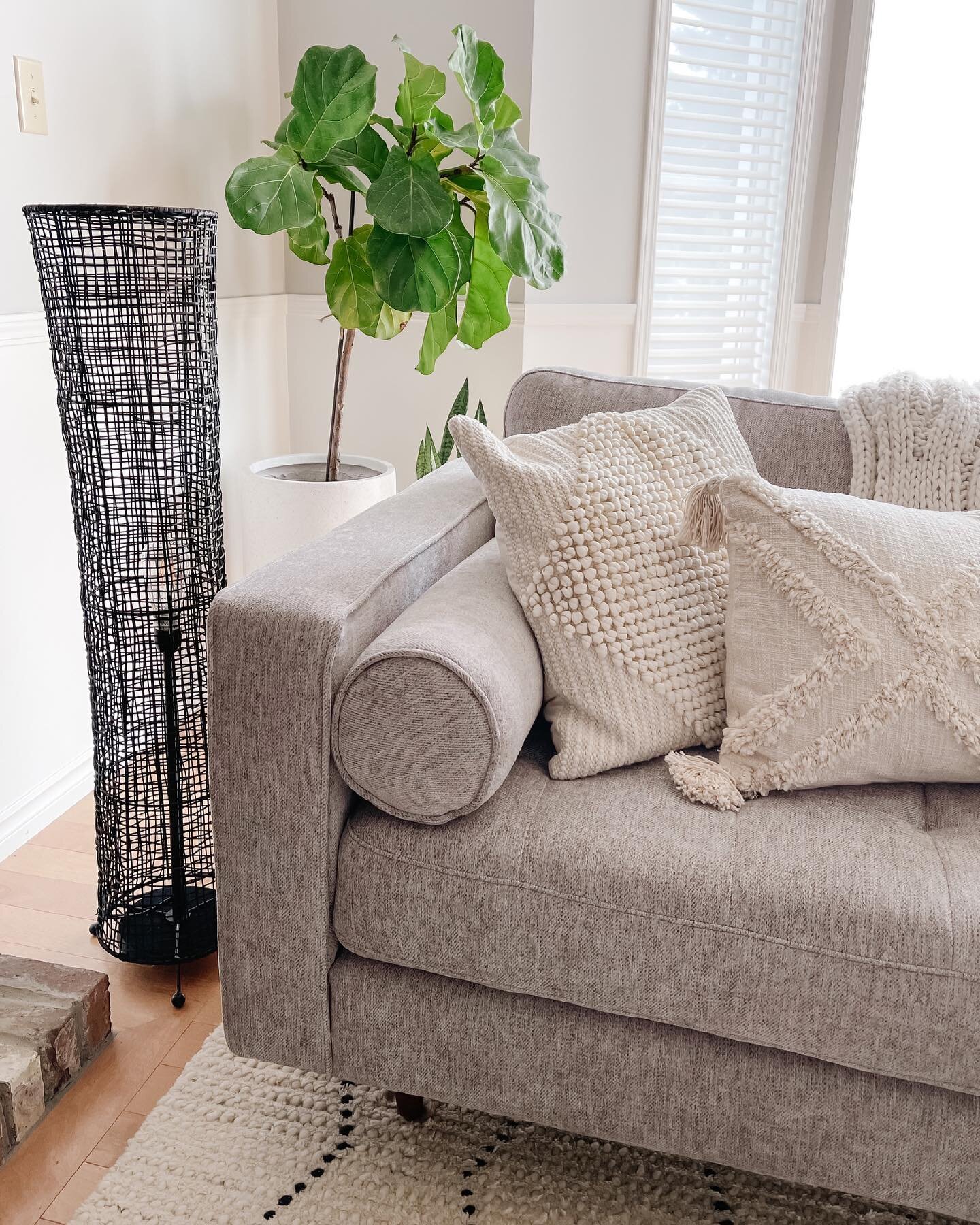 Lamps are cooler when they look like baskets. Change my mind. 

Also, this lamp gives me major Leanne Ford vibes. That is all. 
.
.
.
#lampdesign #ilovelamp #lightingdesign #lightfixtures #floorlamp #livingroominspo #livingroomdesign #livingroomdecor