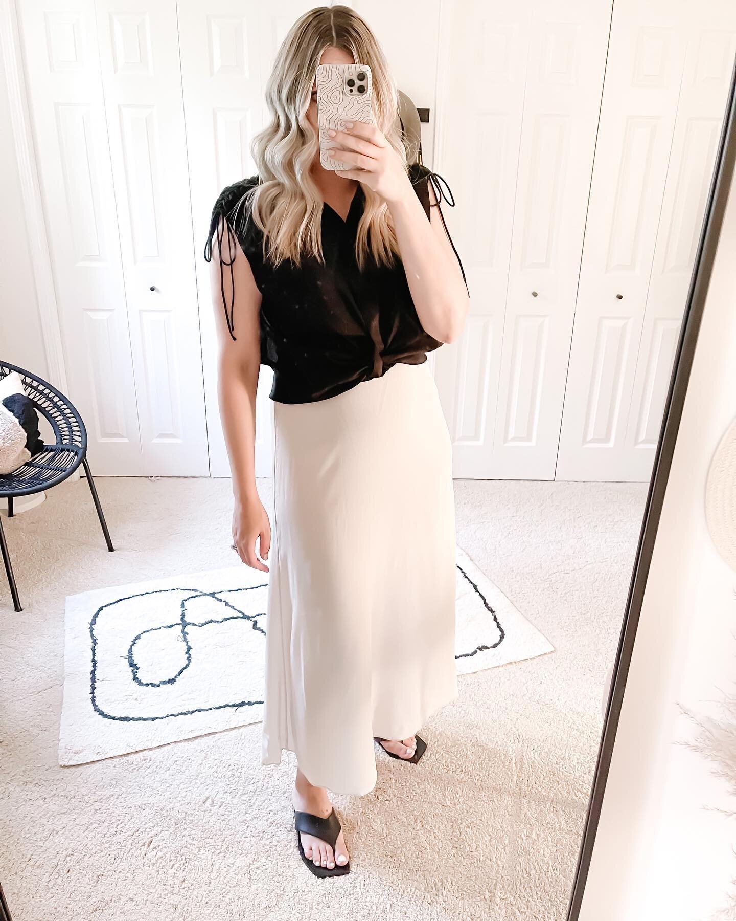 Friday &lsquo;fit ✌️
.
.
.
#blackandnude #summeroutfitinspo #summerootd #neutraloutfit #myaritzia #hmxme #zarashoes #zarawoman #wiwtd #outﬁtinspo #summertime #skirtootd #whatıworetoday #yegstyle #yegfashion #dailyootd #outfitstyles #summerstyling #bu