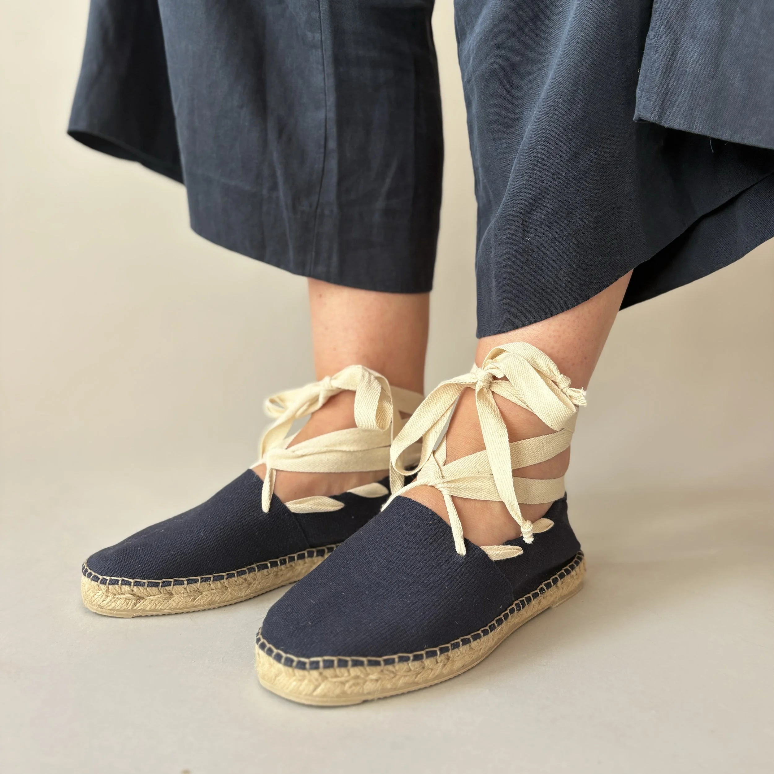espadrilles_modelled_photoshoot_darkblue_2.jpg
