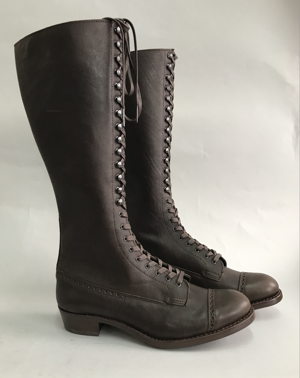 Tall Victorian boots, Dark Brown, Hooks, 37 cm high.png