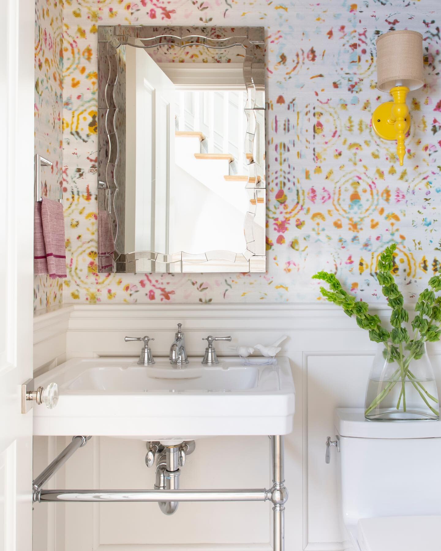 It always feels like springtime in this colorful powder room.

#dagdesignboston 
📷 @sarah_w_studios