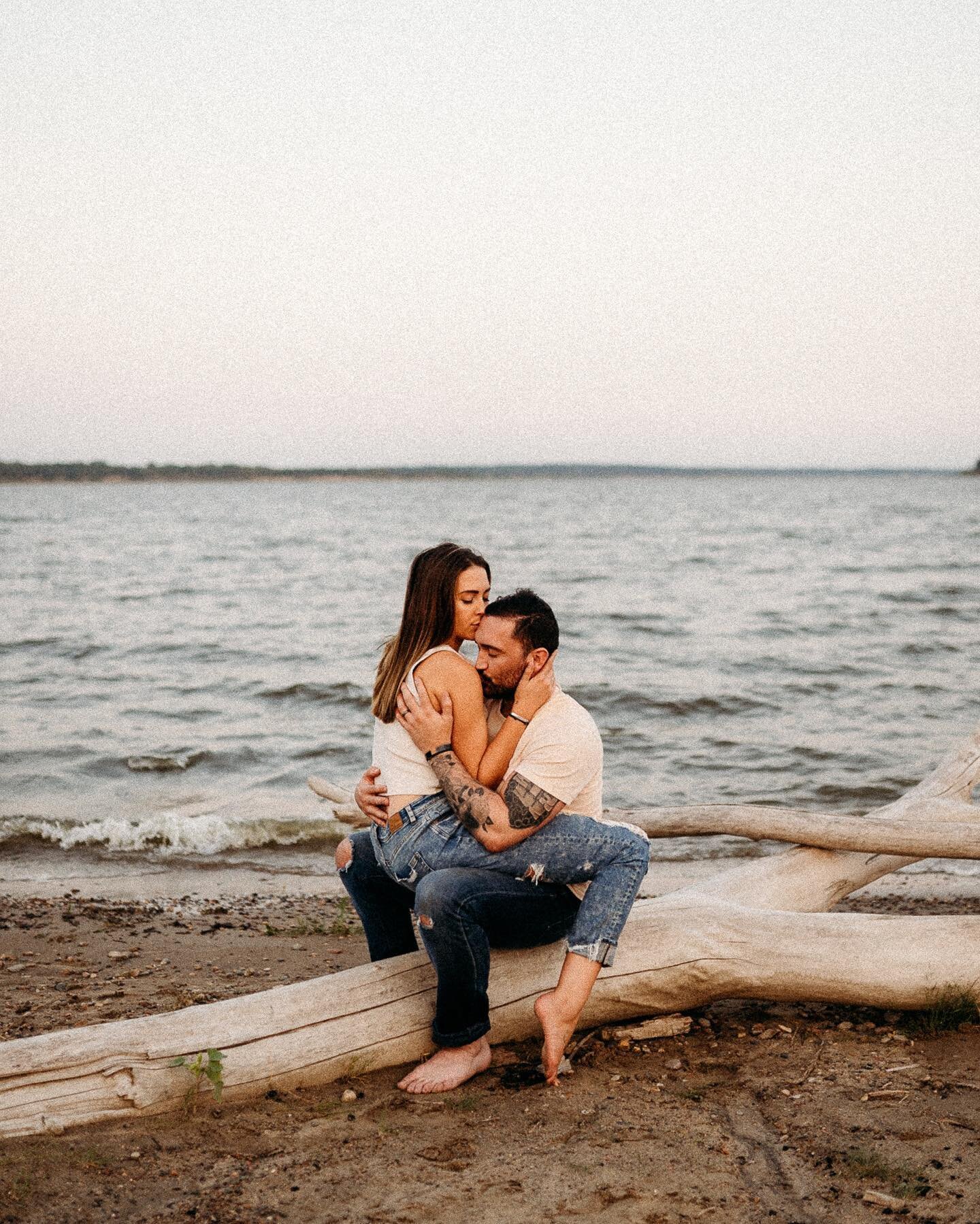 Something so underrated.. ANNIVERSARY SESSIONS!!! 👏🏽 

Have you &amp; your love had a photo session since your wedding day? If not, I highly encourage you.. Book that anniversary session boo boo🤗

A lot happens in a year, right?! So why not make i