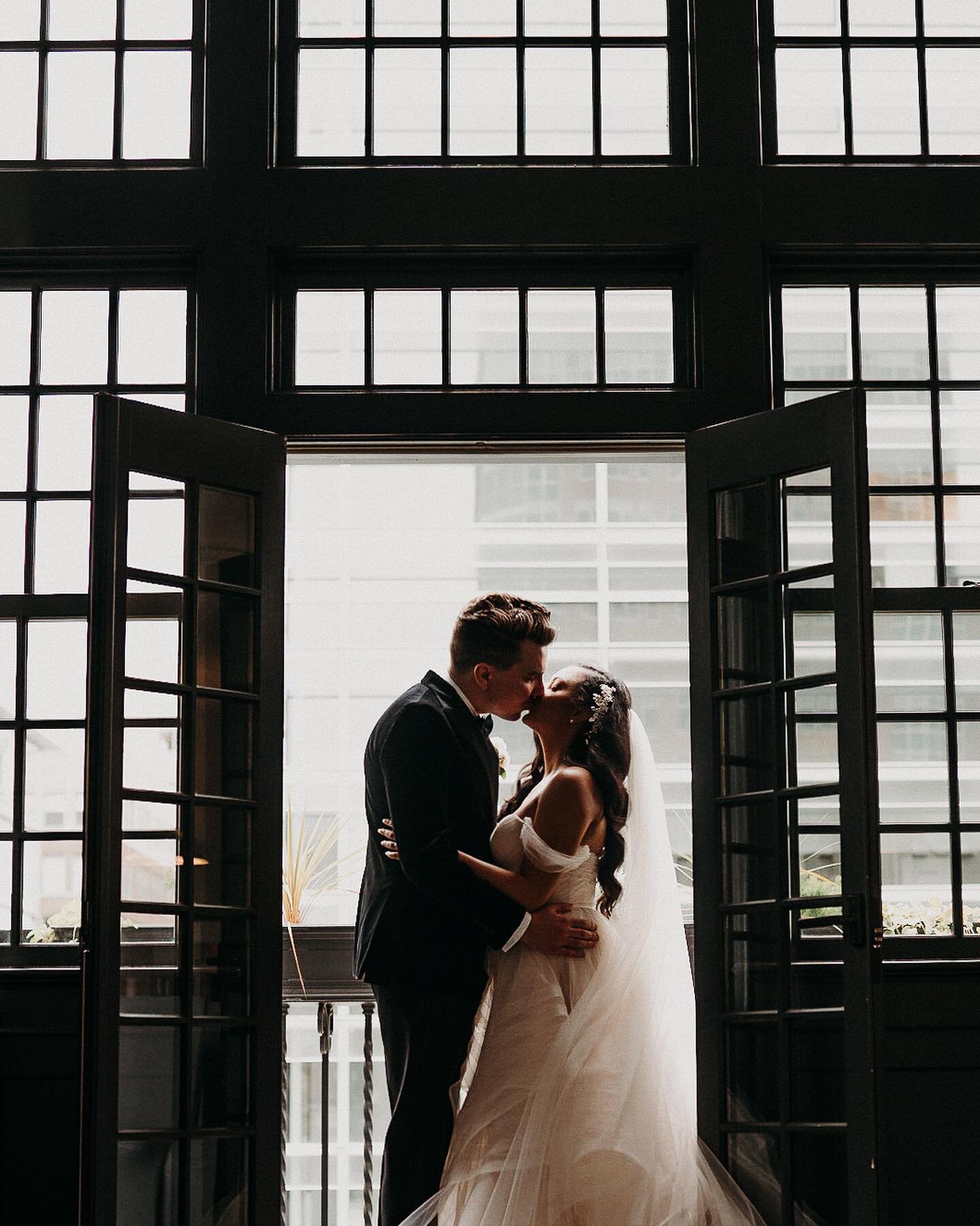 This wedding post is long over due 😍 Such a special day, filled with the most beautiful little moments!

Getting married in 2023??? Yessss 👏🏽 Let's chat🤗

.
.
.
.
Venue: @thetearoomdsm 
Day of Coordinator: @yourstrulyweddingsandevents 
Florals: @