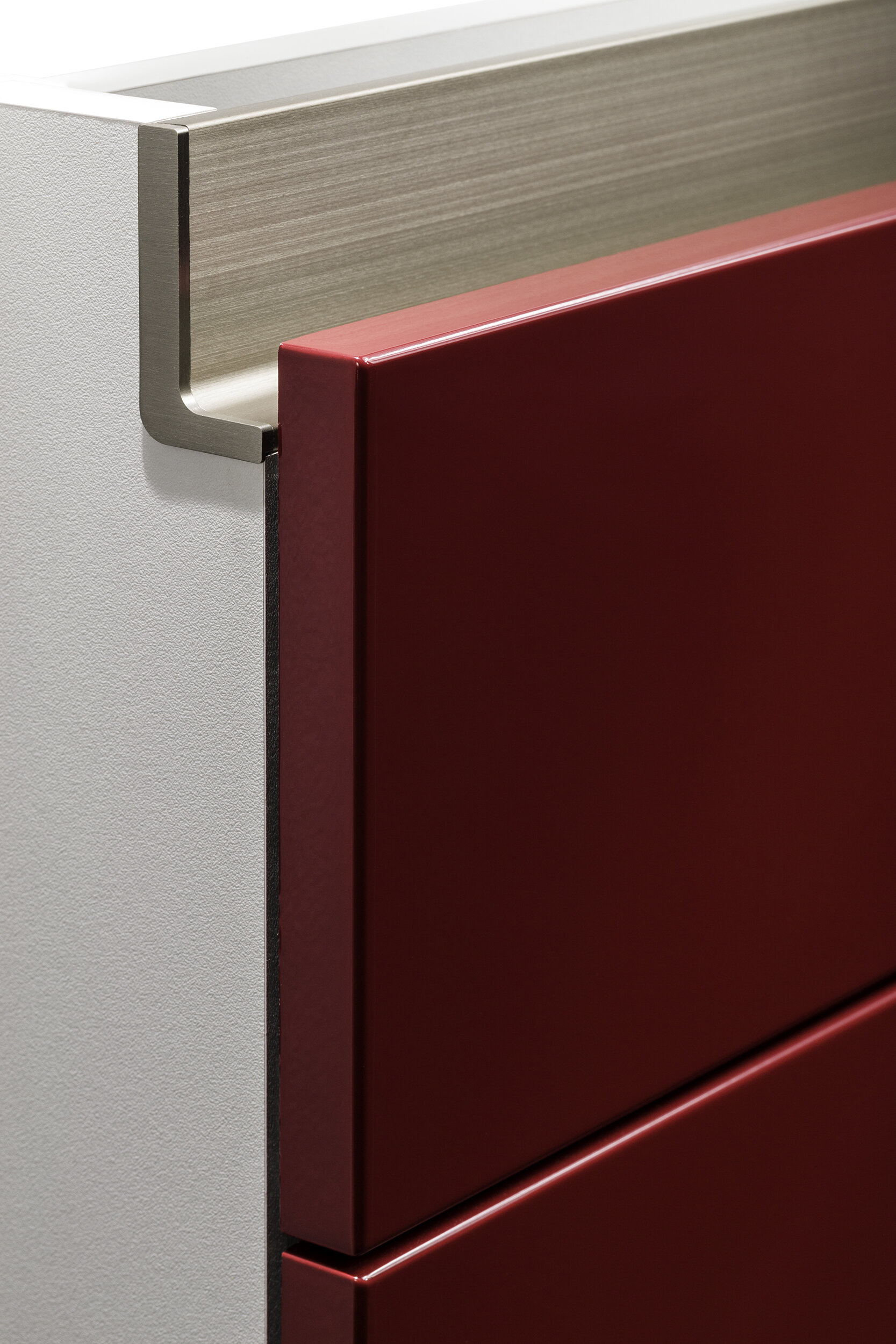 Spectra Integrated Channel Handle with Stella High Gloss Door in Port