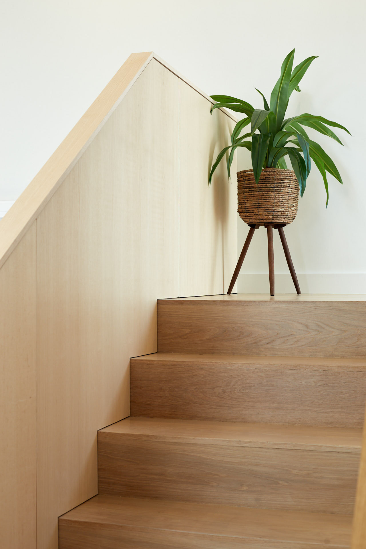  organic stair⠀⠀⠀⠀⠀⠀⠀⠀⠀ ⠀⠀⠀⠀⠀⠀⠀⠀⠀ this house features an abundance of natural woodgrain, a look we absolutely love. 