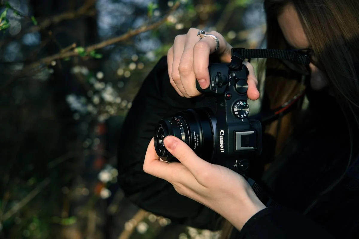 Los Angeles photographer holding a camera during an outdoor dating profile photo session