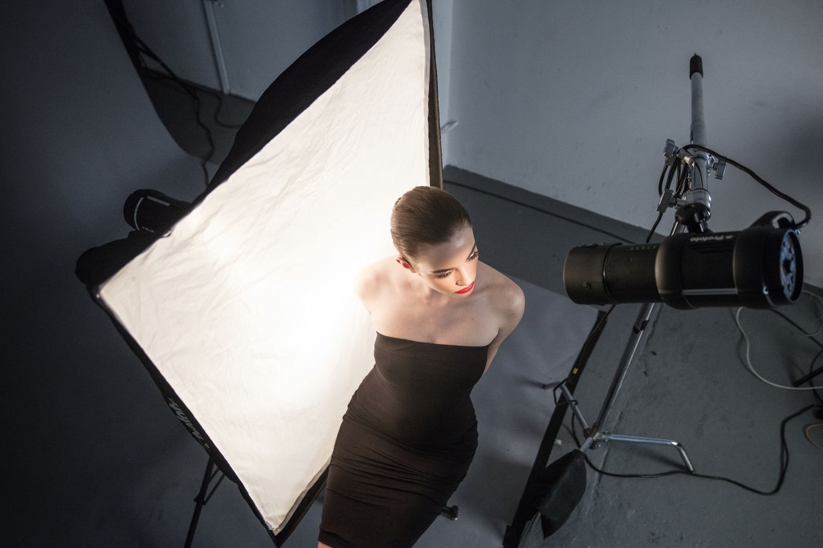 Strobe vs Continuous Lighting for Portraits: 7 Key Differences That Decide Which Light to Buy (2026)