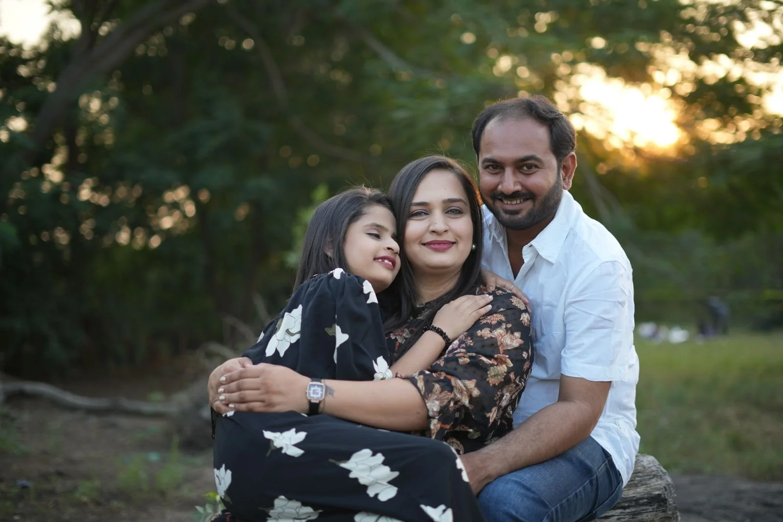 Best family photographer Los Angeles: family portrait session at golden hour in a Los Angeles park