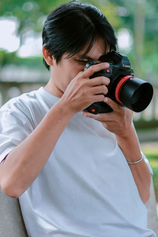 Portrait photographer shooting outdoors with camera settings for sharp handheld portraits