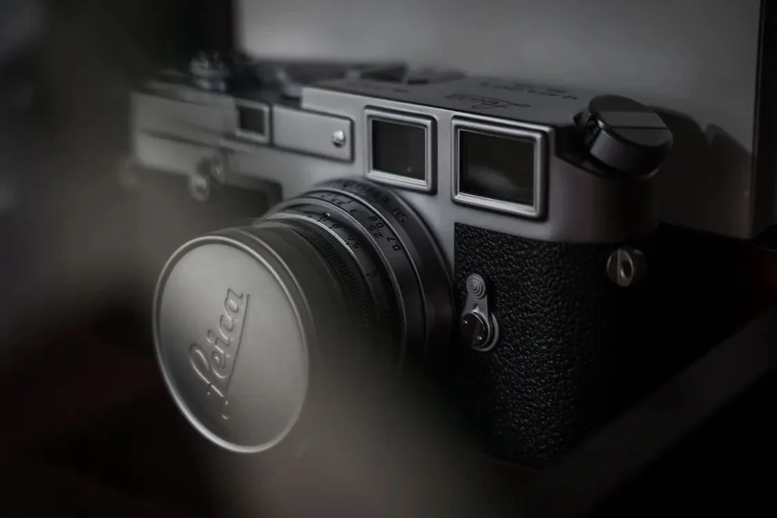 Testing rangefinder focus alignment on a used Leica lens at minimum distance