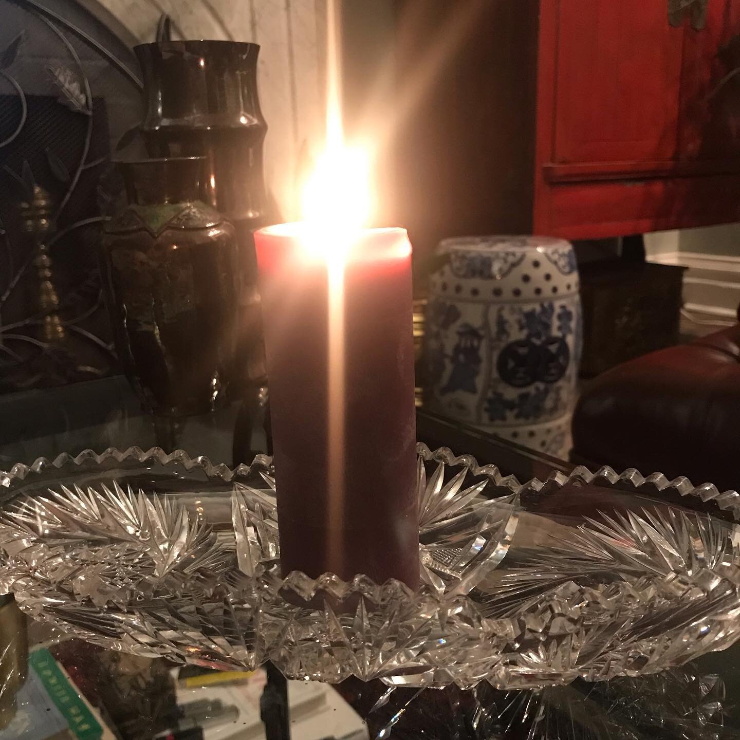 My evening meditation.

A beeswax candle. A hand cut crystal tray found at the thrift store for $3.00.

Taking care of myself. Reflecting on my day, full of gratitude.

#healthandwellnesscoach #wellnesscoaching #healthylifestyle #healthymindbodysoul 