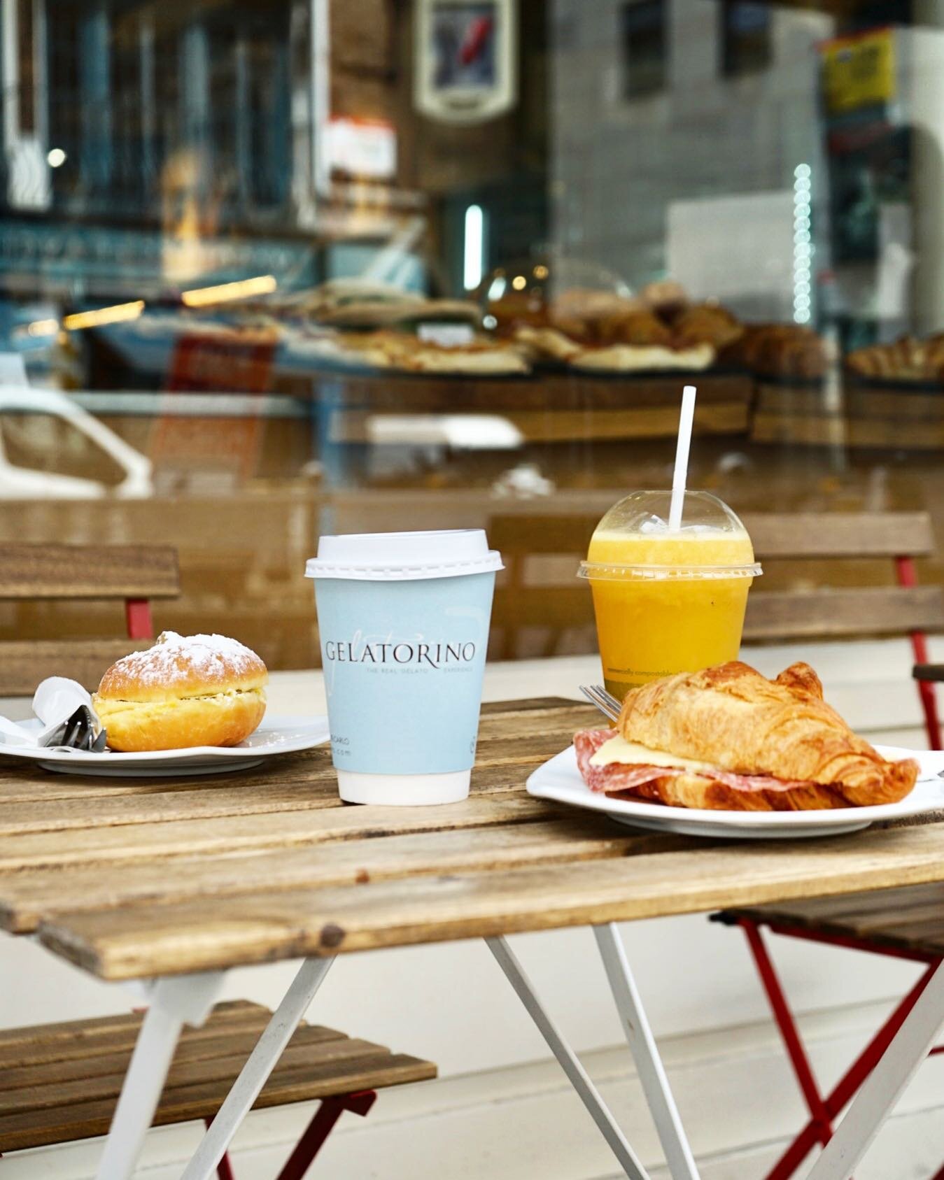 Starting the week with ☕️🥐 the best in town!
Croissants, krapfen, crepes, savoury pastries with lots of gluten free and vegan options, and of course coffe, teas, cappuccino 🌟
What a way to start the day! 📍2 Russell Street, Covent Garden 

#gelatol