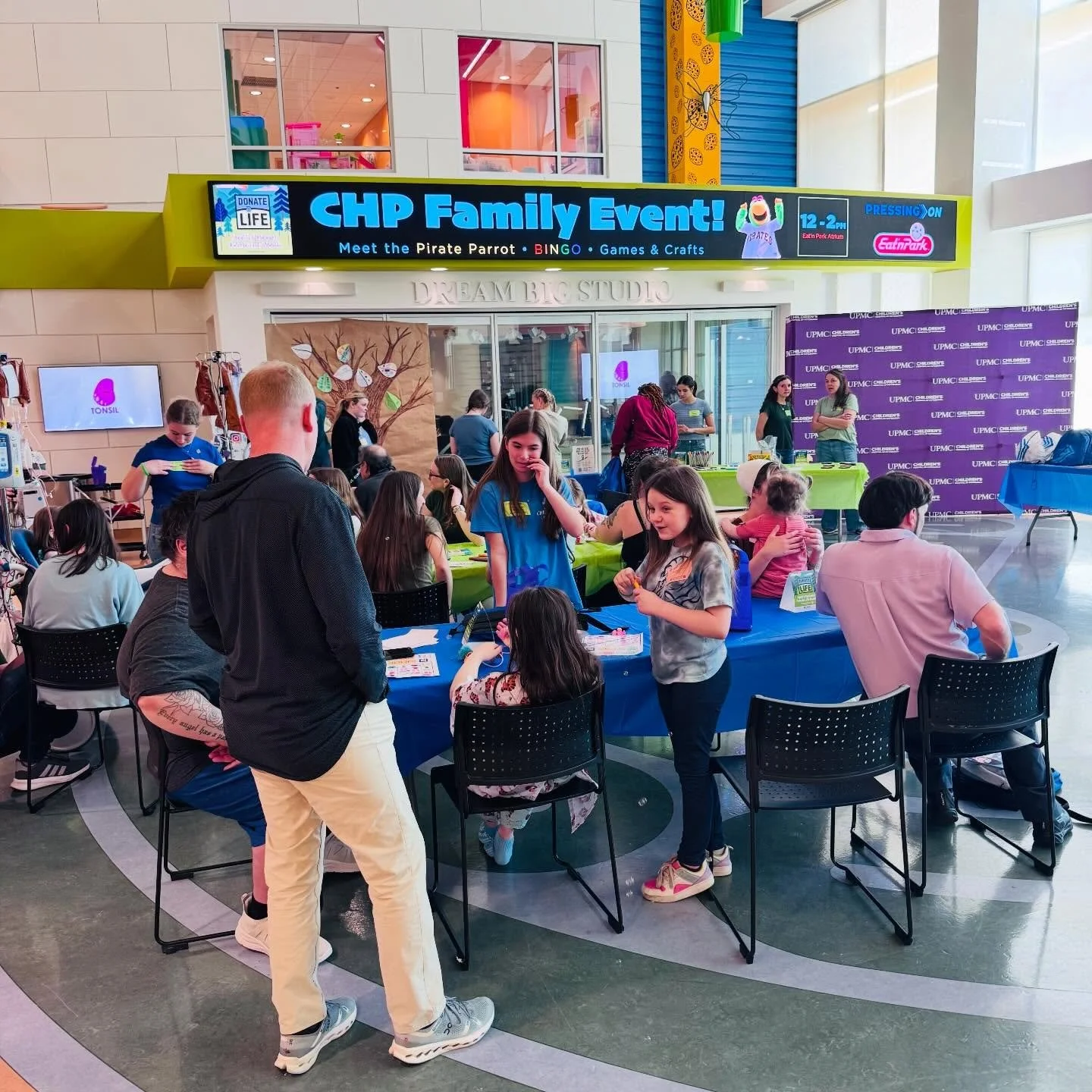 🌈🏥 Sometimes escaping your hospital room for a bit can make your day&hellip;

So many amazing moments from yesterday&hellip;
- Patients smiling while winning bingo &amp; dancing with the Pirate Parrot
- Siblings enjoying delicious &ldquo;Blue &amp;