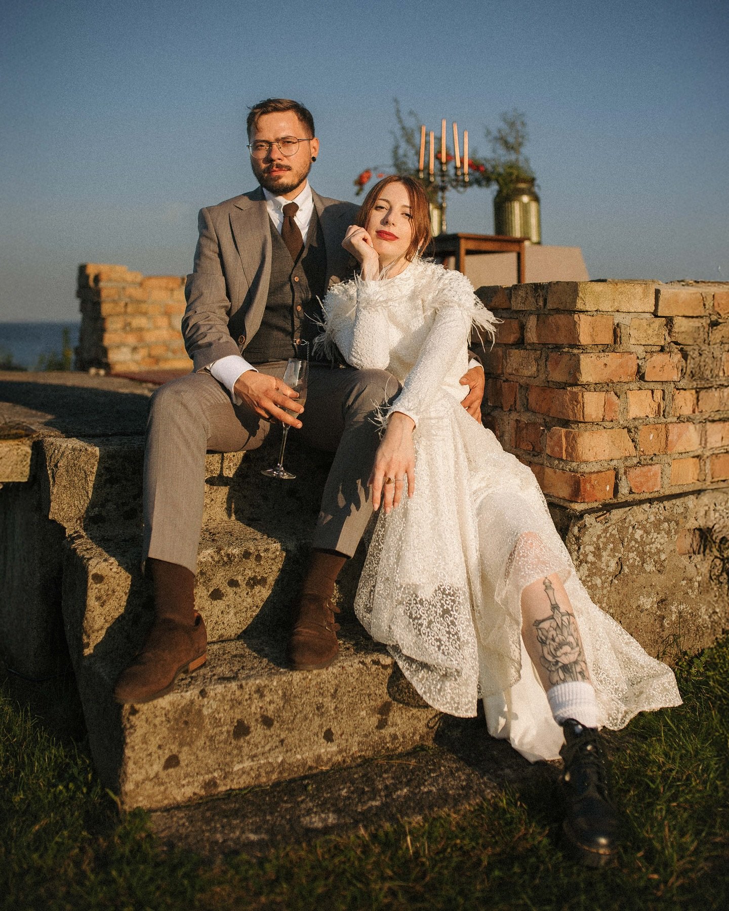 To był prawdziwy slow wedding &ndash; bez pośpiechu, bez schemat&oacute;w, za to z całym sercem.
Dokładnie tak, jak grało im w duszy.
Miłość, śmiech i luz &ndash; wszystko według własnych zasad. 🌿❤️ 

Miejsce: @cegielnia_rzucewo 
Dekoracje: @aveart.