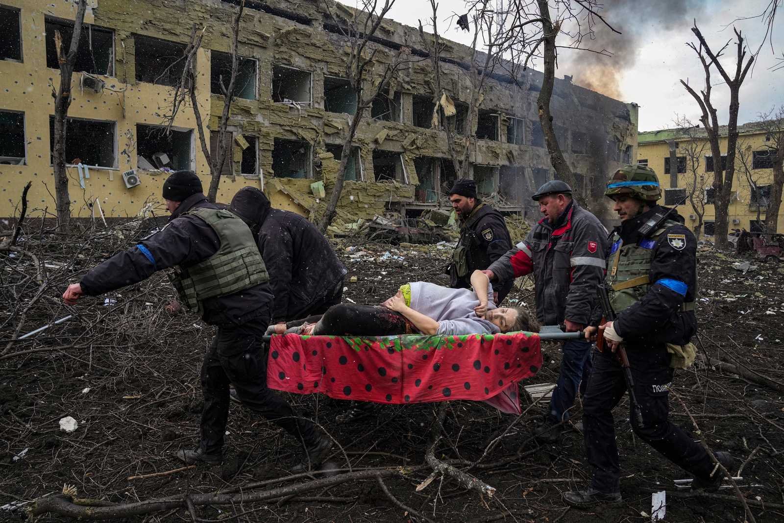 ukrainian-emergency-employees-police-evacuate-injured.jpg