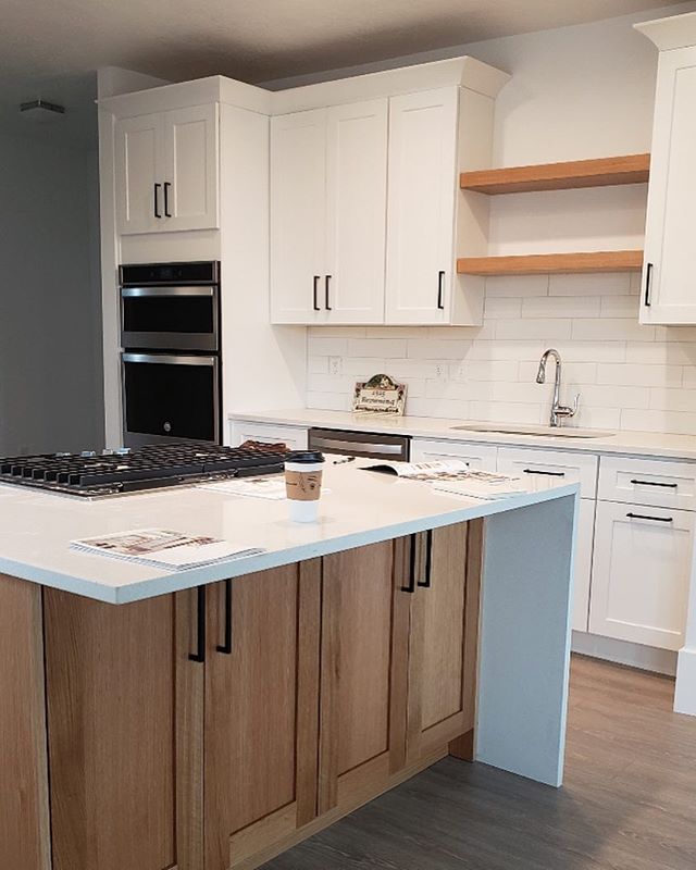 Loving our clients two toned, gorgeous kitchen!
.
What&rsquo;s your favorite kitchen trend?
.
.
.
.
#kitchencabinets #kitchen #modern #cooking #kitchendesign #utahunique #utahbusiness #cook #cabinets #innovationcabinets