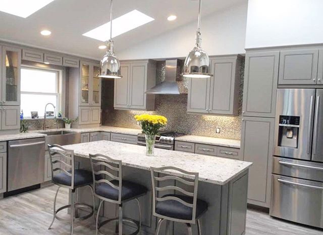 We love this gorgeous, neutral gray kitchen.
.
These cabinets easily blend with both browns and black. Versatile, simple and stunning!
.
.
.
.
.
#cabinet #kitchencabinets #grey#taupe #utahbusiness #interiordesign #designer #interiordecorating #silver