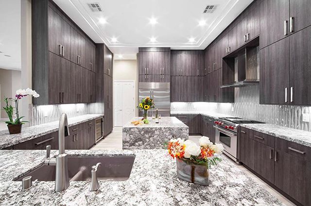 Storage space is a must for any kitchen appliance lover! This kitchen boasts all the space a cook would need.
.
📸: @sollidcabinetry