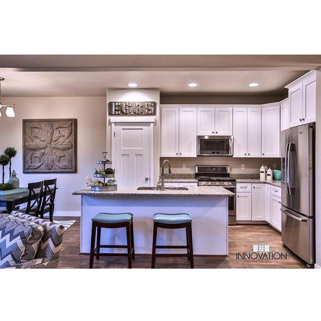 I don&rsquo;t know about you but this kitchen makes me want to cook! 👩🏻&zwj;🍳 .
.
Cabinets by @innovationcabinet 
Home by @alpinehomesutah