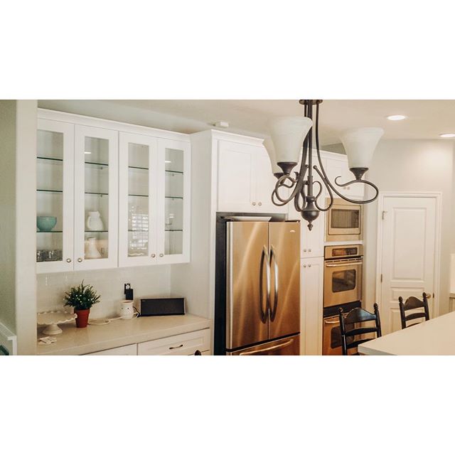 Stunning Kitchen cabinets with glass doors.
.
Glass cabinets are a perfect place to showcase your favorite dishes or keepsakes that you want to keep visible yet organized.
.
. .
#utahremodel #kitchencabinets #cabinet #homeremodeling #kitchenremodel #