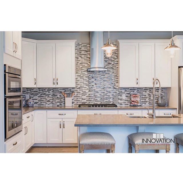 Another gorgeous kitchen from @innovationcabinet and @alpinehomesutah .
.
What is your favorite recipe to make in your kitchen?