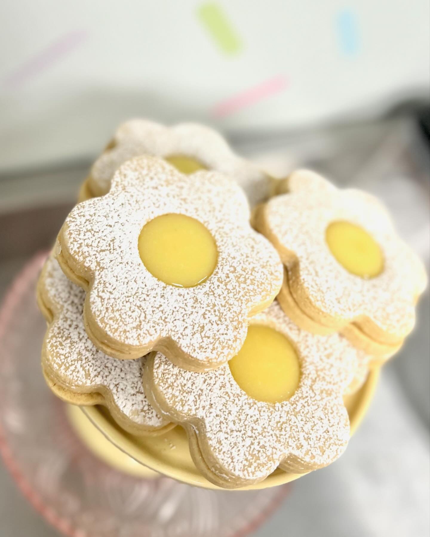 🍋 🌼

These lemon daisies are back again for Mother&rsquo;s Day!

Our signature Vanilla sugar cookies filled with a zingy lemon curd.

Pre-order now on our website, or share the link with someone so you can be surprised on Mother&rsquo;s Day&hellip;